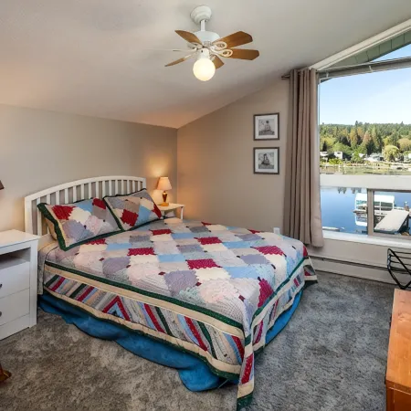 Lakefront Paradise: Private Beach, Water Sports, Stunning Sunsets, Sleeps 8