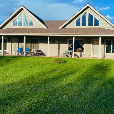 Golf Course Condo - Spacious 3 Bed, 3 Bath Condo with Hot Tub, Sauna, & Pool