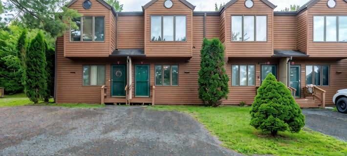 Redwood Retreat in Windham - Pool! Tennis! ウィンダンのホテル