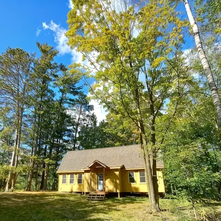 Modern Cozy Woman Lake Woodland Cabin, 24 acres, lakeshore, woodstove, AC, Wi-fi