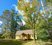 Modern Cozy Woman Lake Woodland Cabin, 24 acres, lakeshore, woodstove, AC, Wi-fi - Hytter