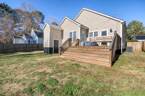 3BD Retreat + Hot Tub & BBQ + Near NCSU & Downtown - バルコニー