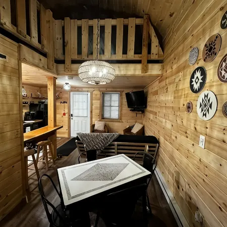 Charming cabin in delightful Montague with WiFi, AC, and parking