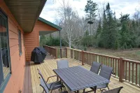 Northwoods 3 bed/2 bath Cabin Retreat with NEW HOT TUB & 2 Canoes! - Wifi