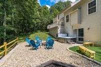 Weekend Retreat~Hot Tub~Game Room~Putt Putt - 4-Star