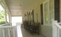 Walk to Carrollton Square!  Entire Home Upstairs For Rent. - Wifi
