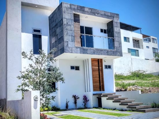 Casa Moderna con Recamara en Planta Baja, Juriquilla