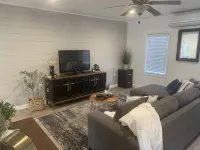 Cheerful 1 Bedroom House in the Middle of Town - 부티크