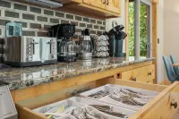 4000sqft, 1-acre Custom Cabin Retreat w Game Room, Hot Tub & Sauna @Mt Hood - 4-Star