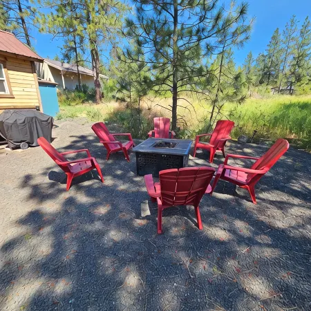 Black Bear Bungalow:Cozy tiny home in enchanting wooded Spokane with AC