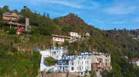 A Santorini Home - by le Rêve 5Mins from Mall Road - Hot Tub