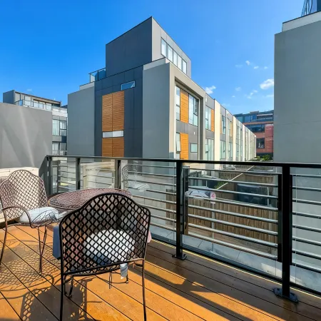 Bright 3 level townhouse
