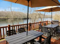 Rim Shoals River Cabin - private boat dock, walk-in fishing access sleeps 14