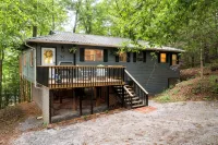 Tranquil & Stylish: Wineries, Hiking, 5min to Town, Hot Tub, Firepit, King bed - Gym