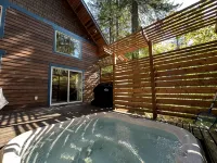 Mt Baker Cabin w/ Private Hot Tub & Deck - Chalets
