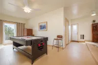 Private and Spacious Home Near the Plaza with Mountain Views! - マウンテンビュー