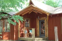 Private mountain cabin surrounded by Nat'l Forest! Visit wineries, hike the AT!