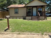 Charming 2-bedroom house with AC, WiFi minutes away from the TX/AR Stateline - 3-Star