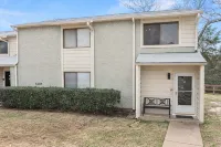Wellspring Townhome - King Bed Suite minutes from Texas A&M - Homestays