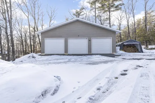 Beautiful cottage on the lake with brand new sauna, large yard and office space. - Homestays