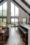 Designer Home: A+ Views HotTub Pool GameRoom Grill - balcón