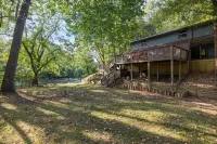 Cox Riverside Retreat - 32 miles to Springfield - Hytter