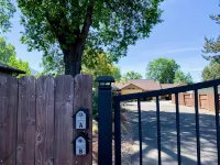 Cottage with gated driveway near downtown & river