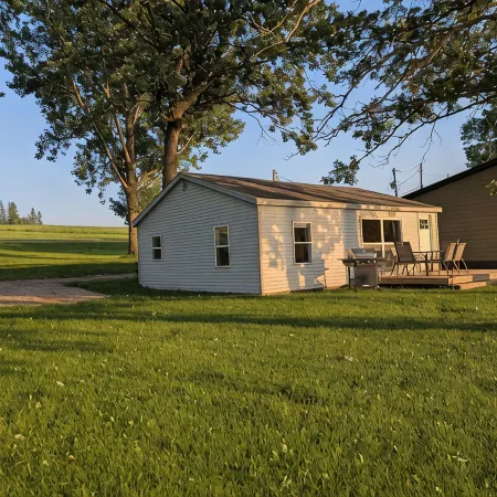 Cozy 3-bedroom cabin just steps from the lake!