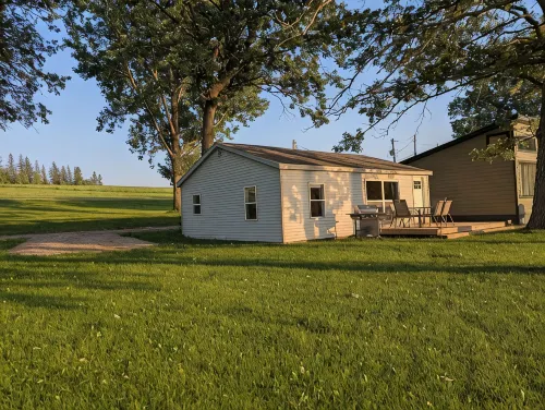 Cozy 3-bedroom cabin just steps from the lake!
