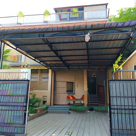 Lidah Lokal Guest House Singaraja Отели рядом с достопримечательностью «Водопад Алинг-Алинг»