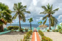 Spacious Oceanfront Villa, private beach and water access, accommodates 12 - Villas