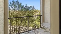 Charming 1-bd apartment in Frisco with Fitness Room, Work Space & Swimming Pool - 방갈로