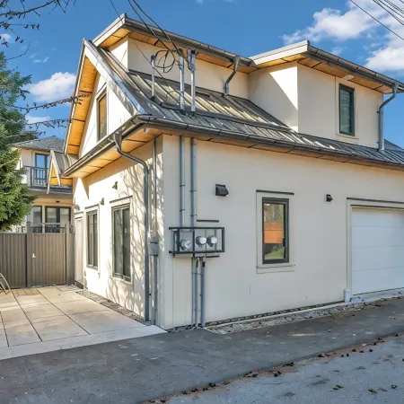 Most Private & Spacious 2 Bed/1 Full Bathroom Laneway House Отели рядом с достопримечательностью «Пляж Испанские Банки»