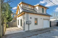 Most Private & Spacious 2 Bed/1 Full Bathroom Laneway House - บังกะโล