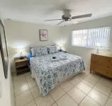 Fiesta Flamingo Cottage Blocks to Beach & River ~ Kayaks and Bikes Provided! - บังกะโล