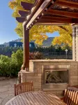 Front Door Access to Running & Biking Trails; Short Drive to Downtown and Campus - 홈스테이