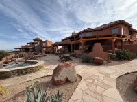 CUSTOM BUILT STUNNING Home Towering above the Colorado River/Lake Pow - Private Pools