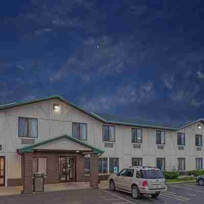 Delavan Inn and Suites Hotel Exterior