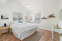 3-Bedroom with Parking Pass 3 Beach Badges 1 Block to the Beach and Boardwalk - 3-Star