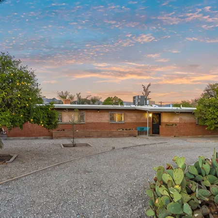 Lester Place: Retro-Inspired Artist’s Escape with Pool!