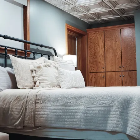 Historic downtown guesthouse Hotels in Wayne County