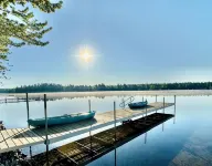 Charming 4-bedroom cottage with AC, WiFi on Little Sebago Lake waterfront - Homestays