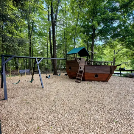 Woodlands Lodge-Charming 3-bedroom cabin in phenomenal Lake George