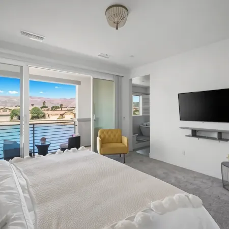 Lakefront Luxury Villa 4 bedroom+loft with Pool