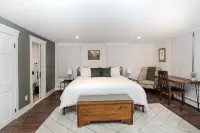 Spring Creek Farmhouse Luxury Family Retreat on 25 acre with direct river access - Homestays