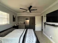 Luxurious little home! Hotels in Hialeah