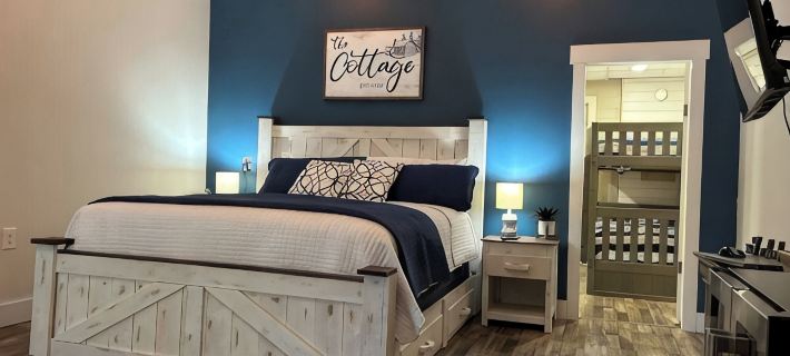 Studio Cottage on the Square, entire rental unit in Jamestown, Kentucky Hotels in Russell County