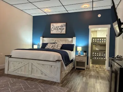 Studio Cottage on the Square, entire rental unit in Jamestown, Kentucky のホテル