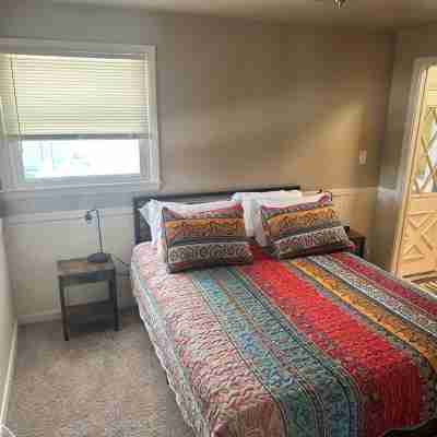 3-bedroom house in charming Green Bay, walking distance to LAMBEAU!! Rooms