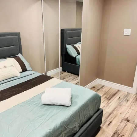 Cozy and sparkling 2 Bedroom Suite Отели в г. Китченер